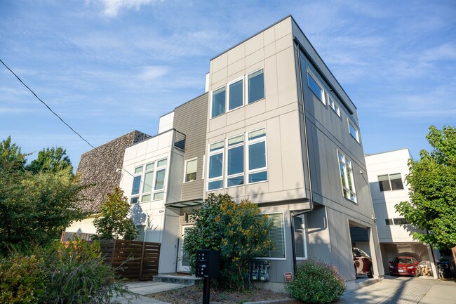 Building Photo - 3bd/1.75ba Seattle Townhome
