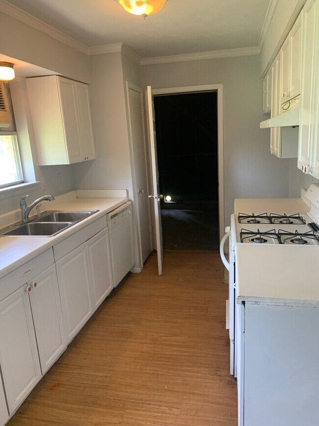 Photo - 679 Edgeglen Dr