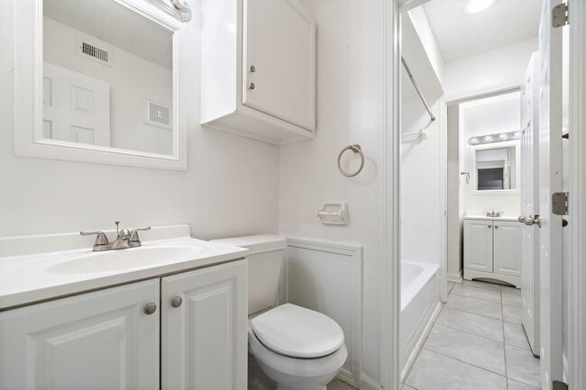 Building Photo - 711 Holiday Dr Unit True