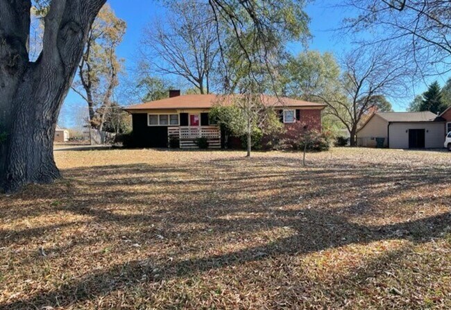 Building Photo - Adorable 3-bed 2-bath brick ranch, sitting on nearly a half acre lot, is located in Gastonia