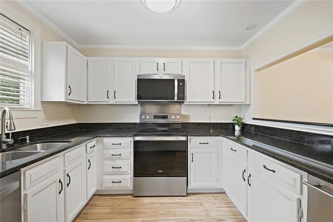 Photo - 911 Hollyfax Cir NE