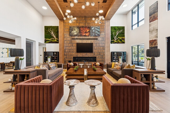 Acomódese junto al fuego en el salón del club. - Ona