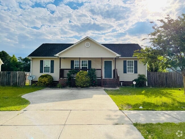 Building Photo - ADORABLE 3 BR, 2 BA W/ FENCED-IN BACKYARD ... Rental