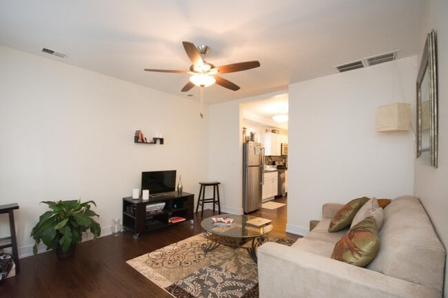 Photo - 2253 N Janssen Ave Unidad 2R