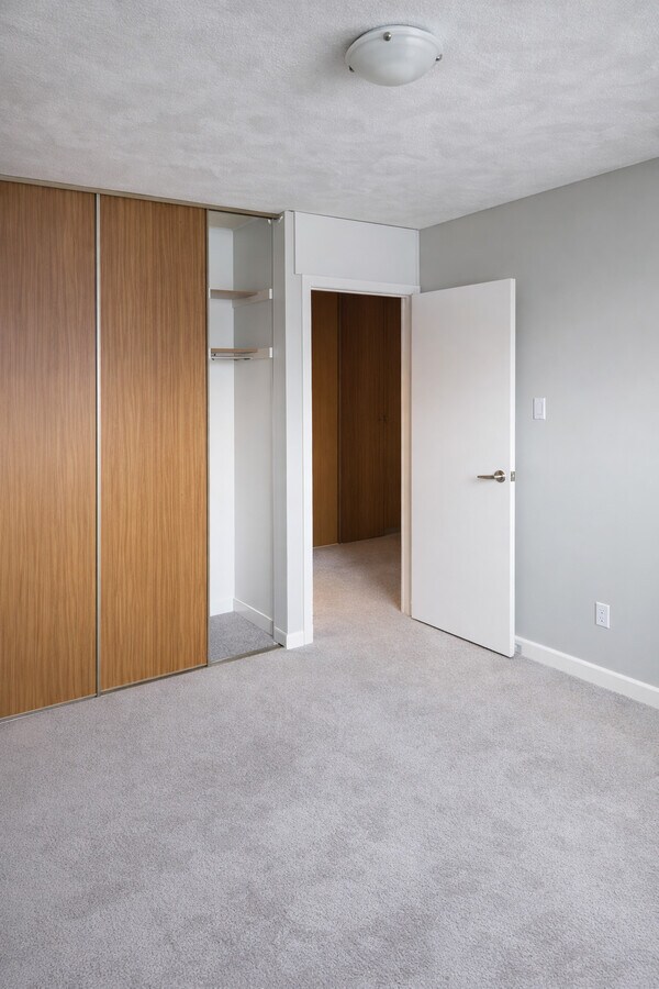 Photo - 772 Stirling Av S