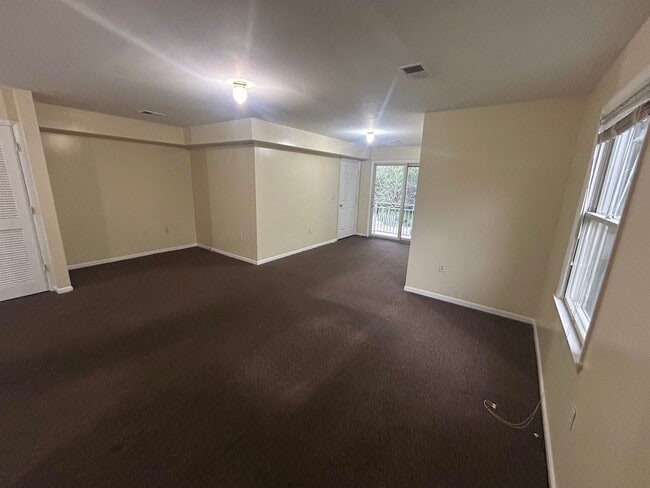 Building Photo - 30 Elm Ct Unit 1