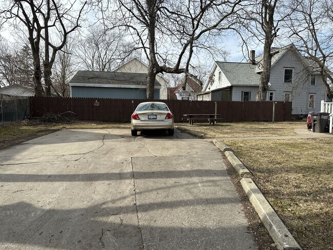 Photo - 2 br, 1 bath Duplex - 1815 E Ganson St Apt...