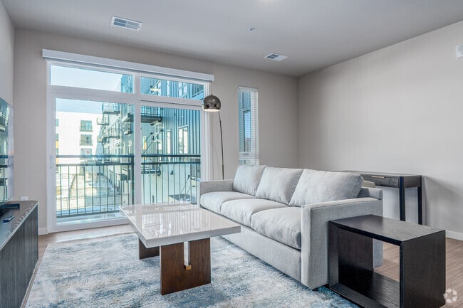 1BR, 1BA - 769SF - Living Room