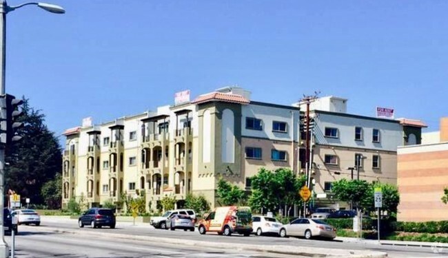 Building Photo - 4824 Tujunga Ave Unit Ph7 Rental