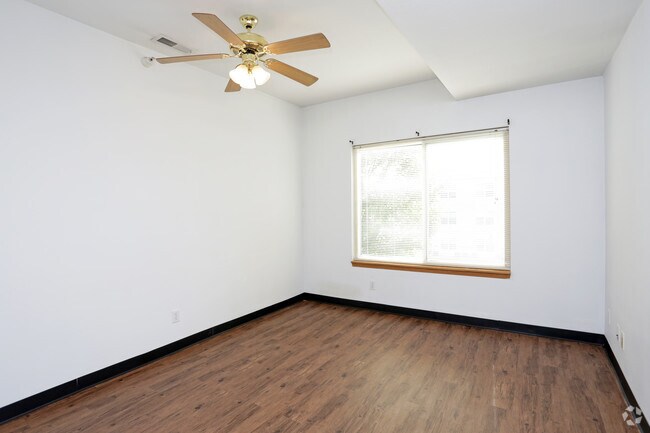 1BR, 1BA - 688 SF - Bedroom