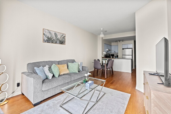 Building Photo - 7524 Lake Shore Blvd W Unit ID1345775P