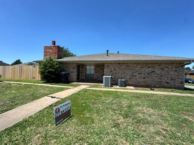 Building Photo - 2 Bedrooms, 1 1/2 baths and a 1 car garage duplex for rent in SW OKC near SW 89th and Penn!