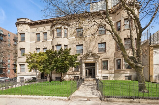 Building Photo - 670 W Sheridan Rd Unit 1 Rental