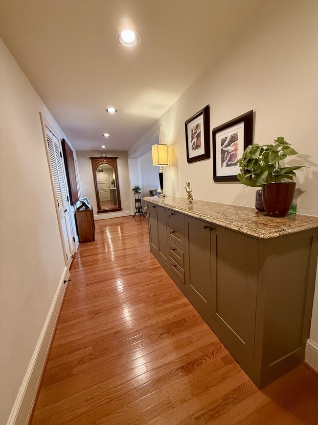 Building Photo - 7701 Wurzbach Rd Unit 1107