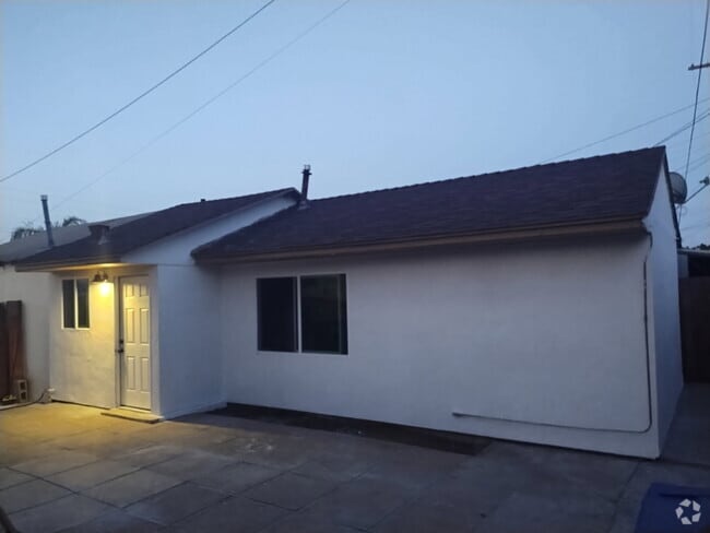 Building Photo - 2470-2472 Iowa Ave Rental