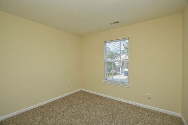 Photo - Spacious Home in Great Neighborhood!