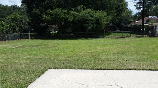 Patio trasero cercado - 9469 Macedonia Ave