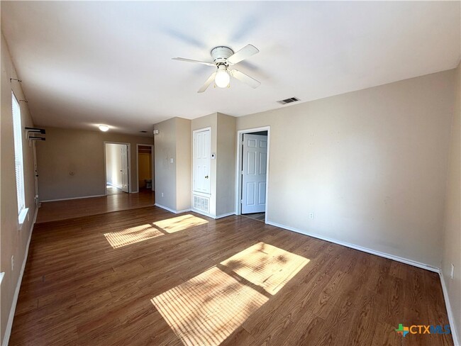 Photo - 898 Advance St