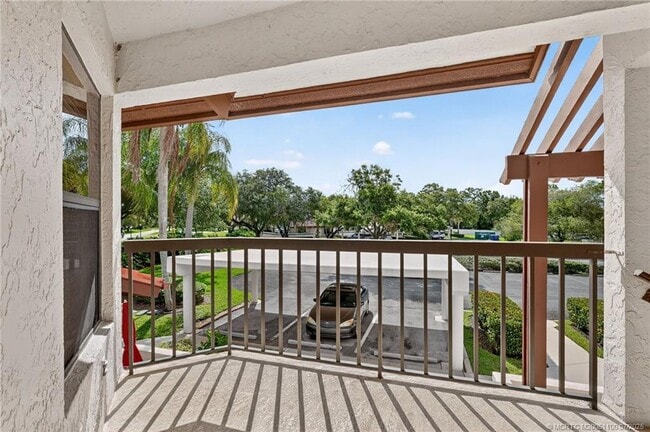 Building Photo - 6060 SE Martinique Dr Unit 202
