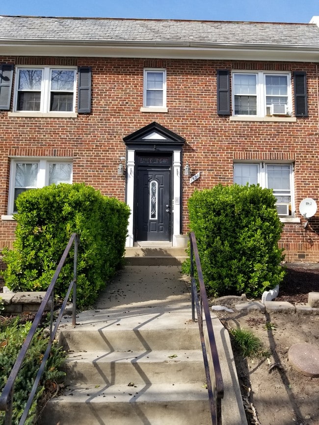 Building Photo - 1826 C St SE Unit 1