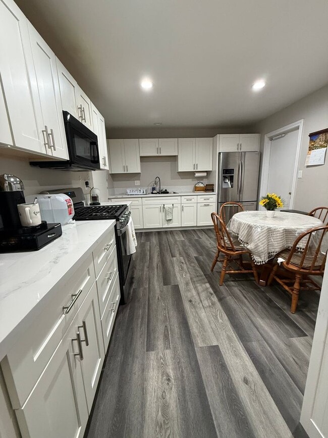 Building Photo - 3 bedroom townhome for rent in Paradise Hills $2,995