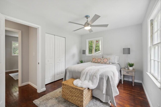 Photo - 911 Kings Grant Dr NW