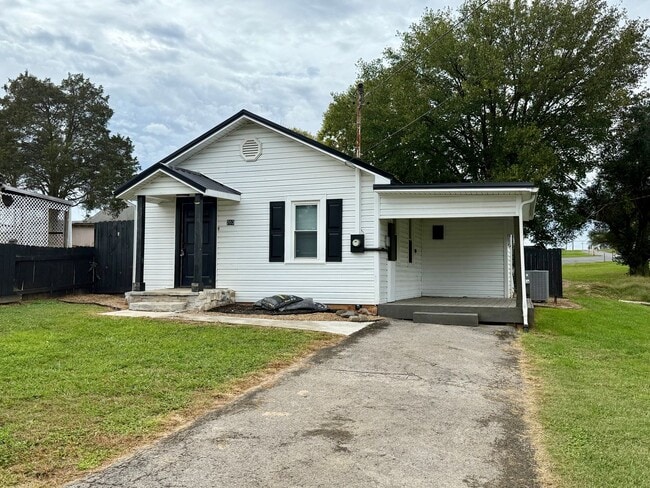 Building Photo - 2 bedroom 1 bath located in the heart of G...