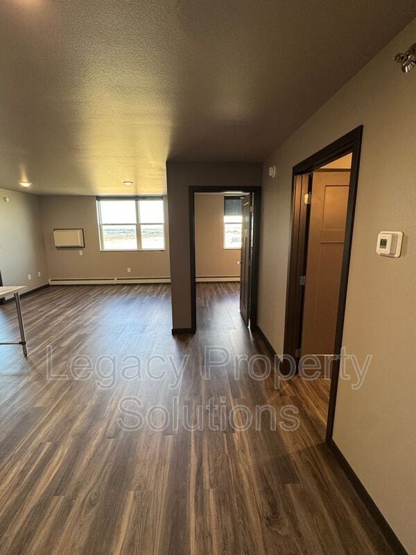 Photo - 220 E Greenfield Ln