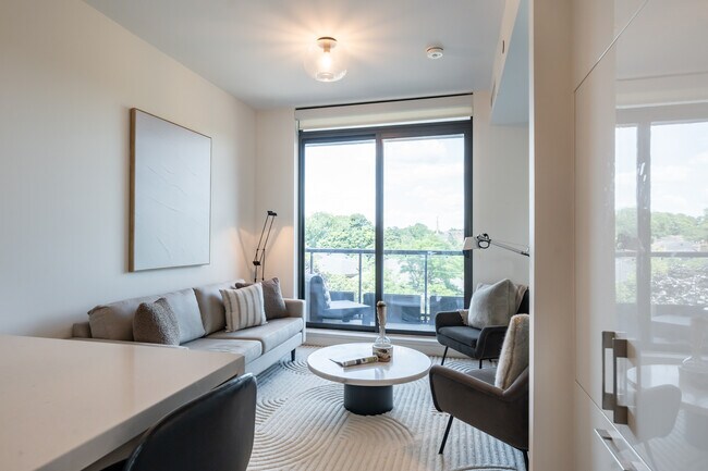 Photo - 2118 Bloor St W