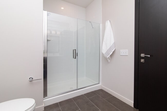 2 BD, 2 BA-Master Bathroom
