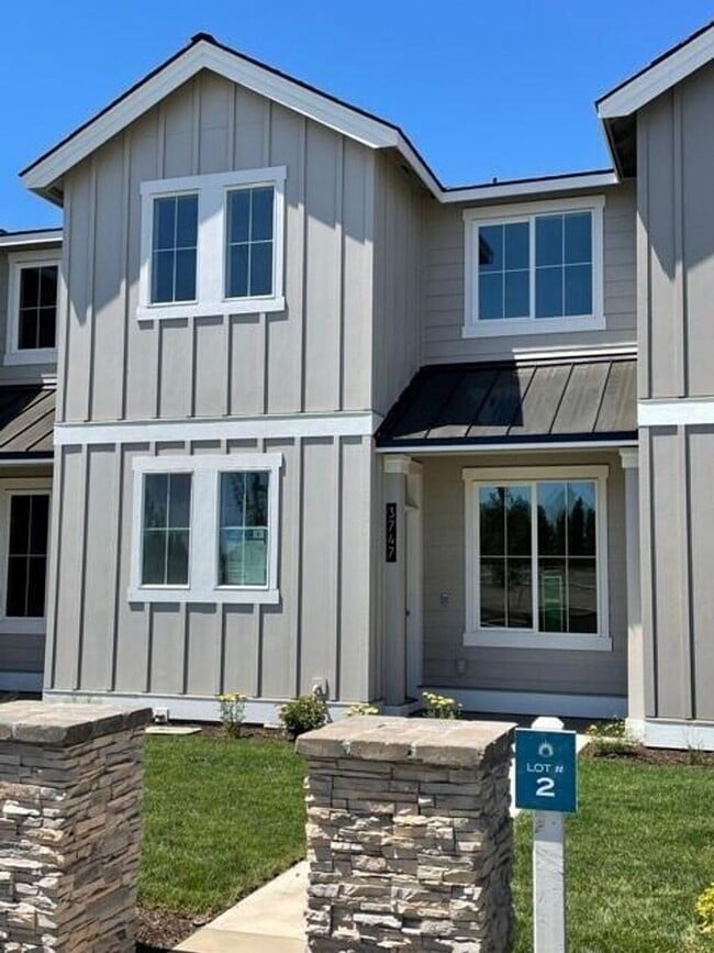 Building Photo - POOL & Clubhouse! 3 Bdrm, 2.5 Bath 1450 sq ft Townhouse, All Appliances, Gas Heat & A/C, Pet OK, ...