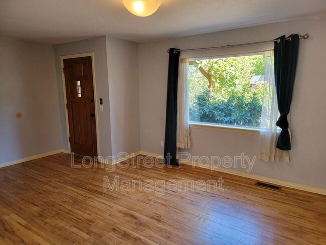 Photo - 780 SE Marion Ave