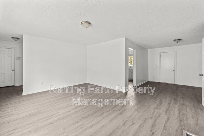 Photo - 741 9th Ave W