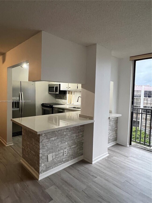 Photo - 16909 N Bay Rd Unidad 904