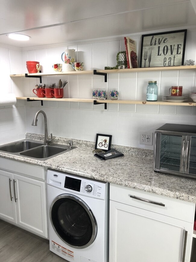 Building Photo - 301 W Walnut St Unit A