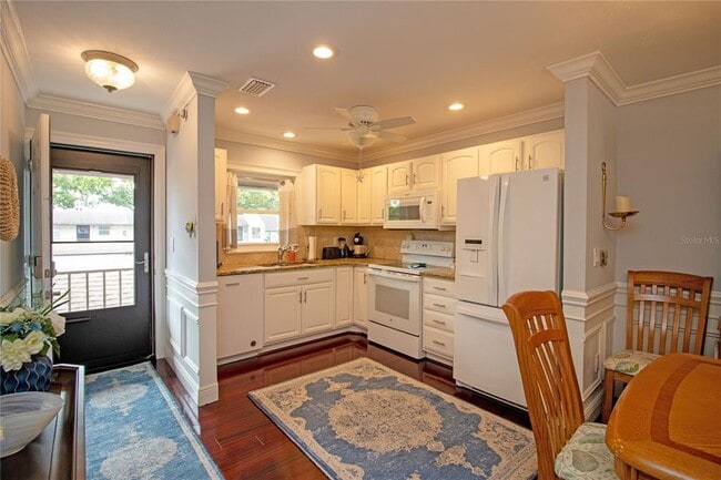 Building Photo - 1100 E Bay Dr Unit 104