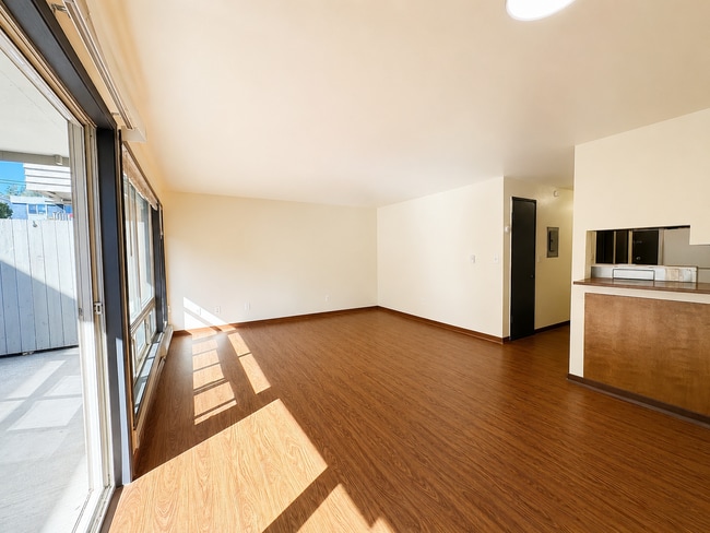 Building Photo - Bright 1 Bed / 1 Bath Apartment for Rent in North Seattle — Large Patio, Off-Street Parking, Near... Unit 13