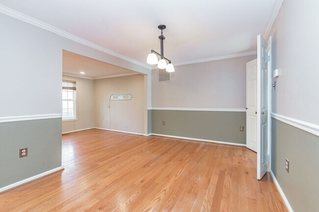 Photo - Well maintained 3-level 3Bd/2 full & 2 half bath TH in the sought-after Burke Centre!