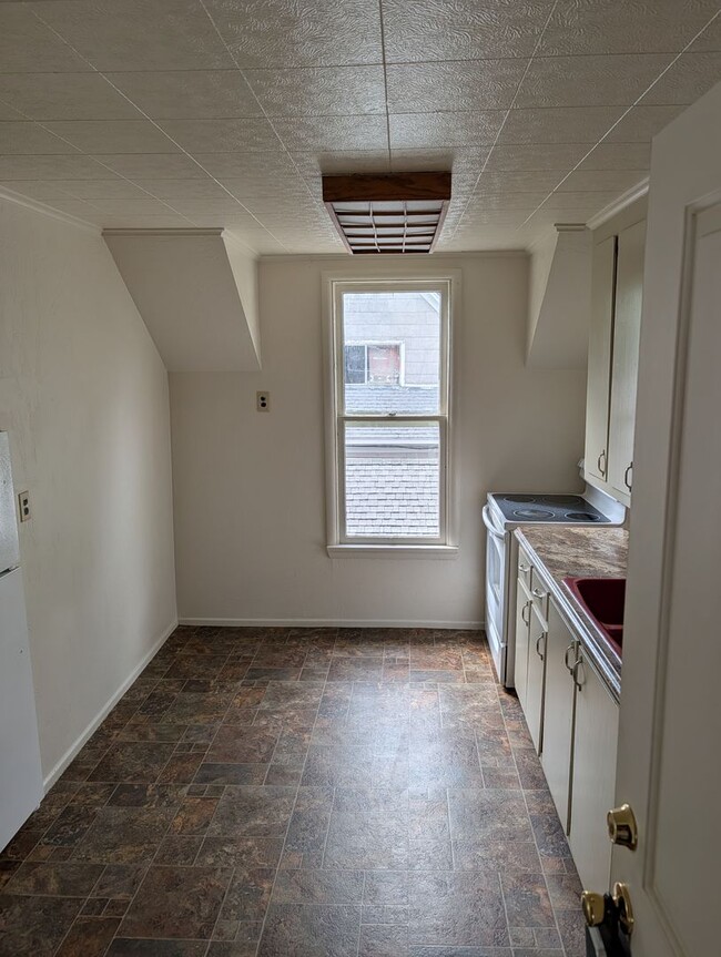 Building Photo - 124 Newtown St Unit #2