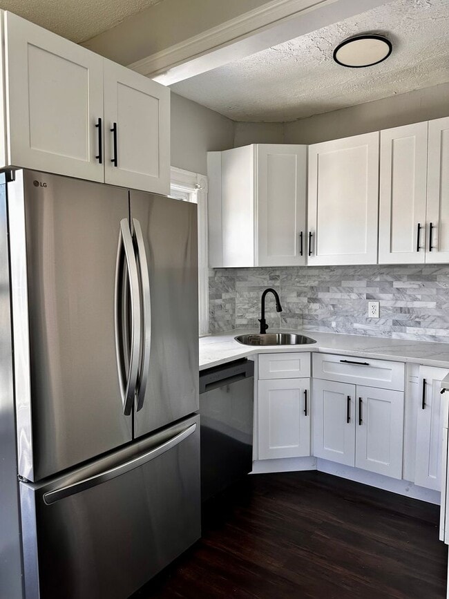 Building Photo - Spacious 3 bed/1 bath off of Broadway! Unit 3