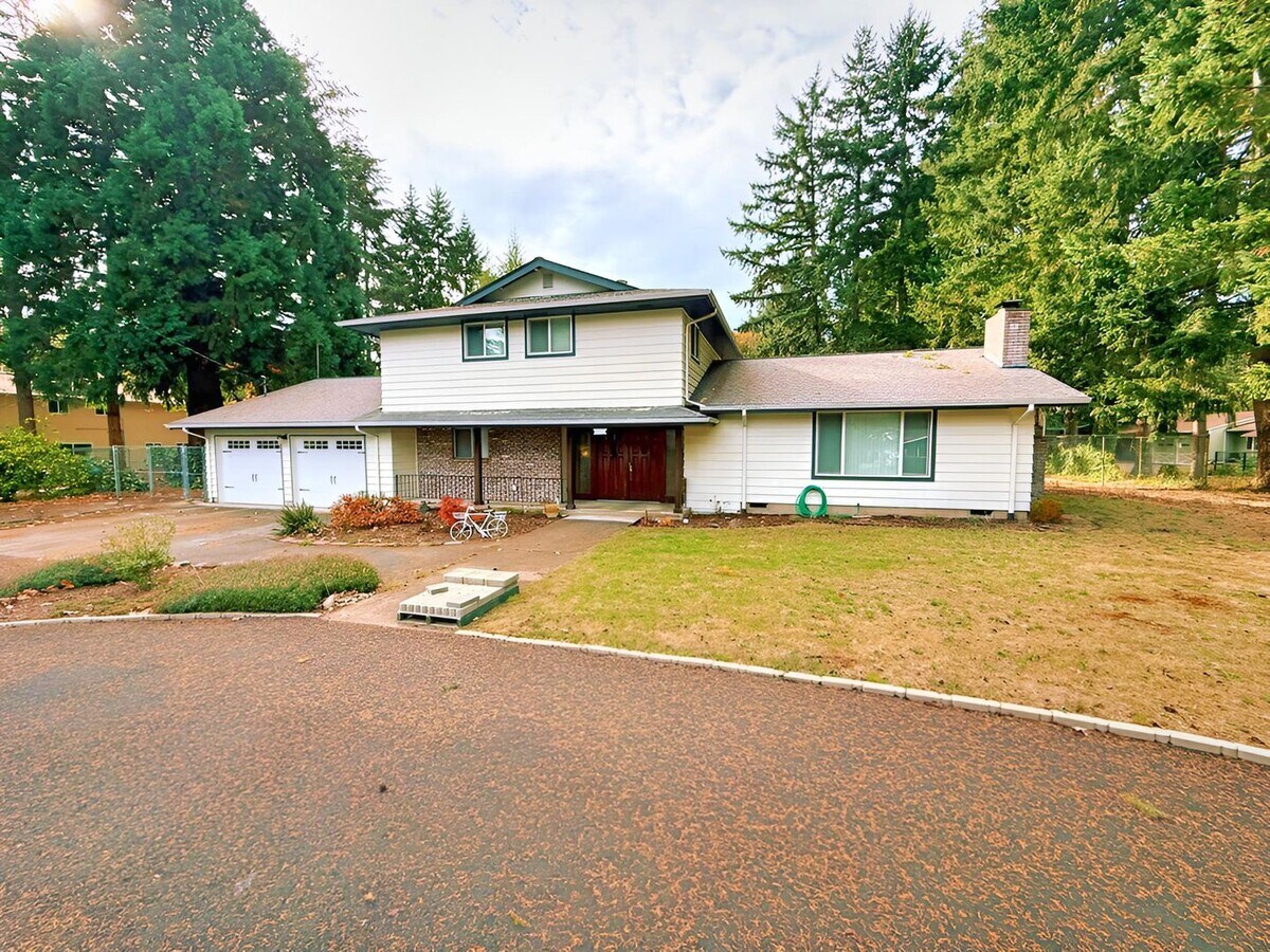 Gorgeous 5-Bed, 2-Bath Two Story Home in T... - Gorgeous 5-Bed, 2-Bath Two Story Home in T...