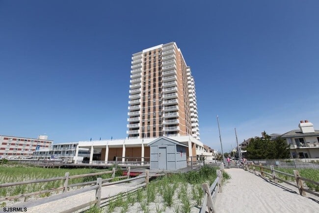 Building Photo - 5200 Boardwalk Unit 5B Rental