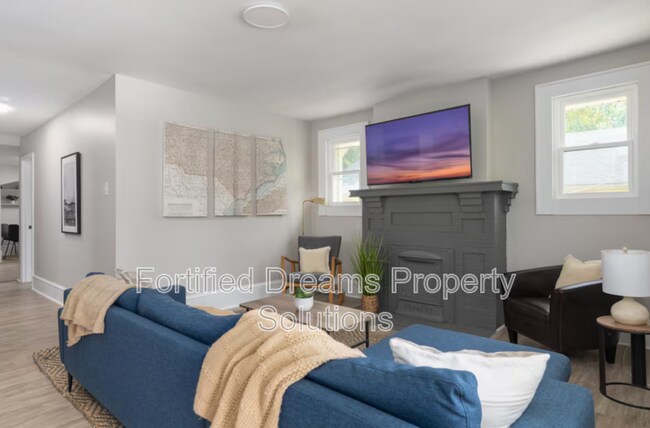 Photo - 913 Hutton St