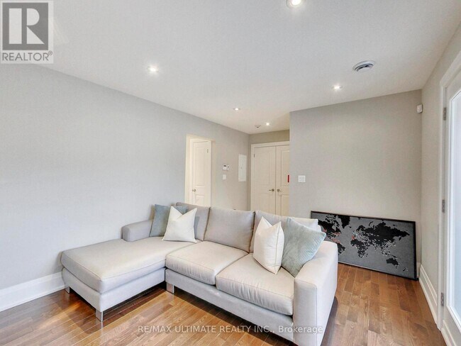 Photo - 728 Vaughan Rd Unité Apt #3