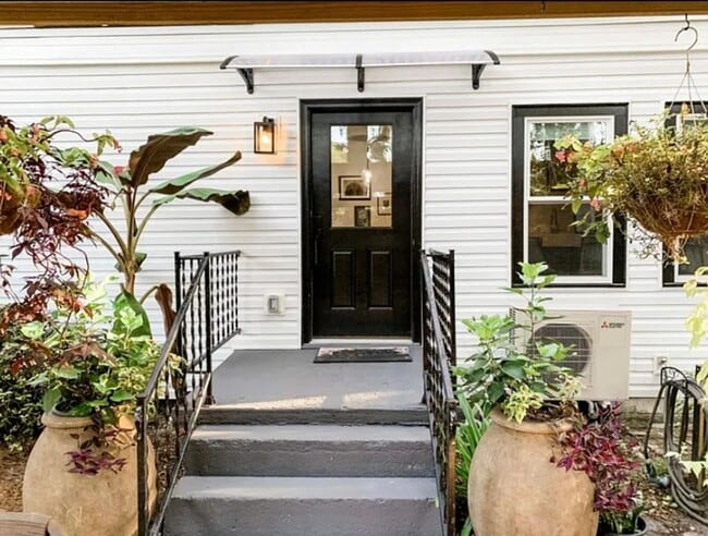 Building Photo - Midtown Retreat Unit Midtown Cozy Retreat