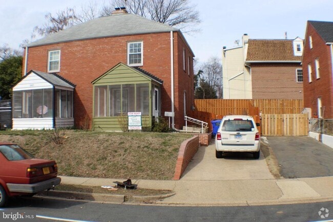 Building Photo - 2205 6th St S Rental