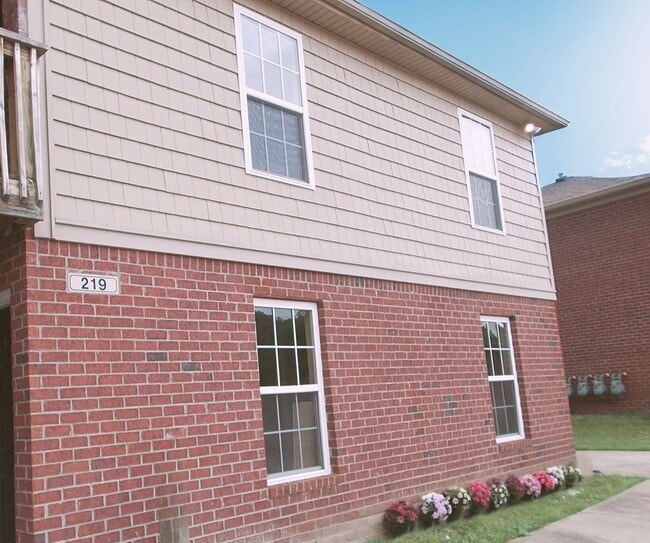 Building Photo - Spacious 2 bedroom 2 full bath 1st floor a... Unit 1