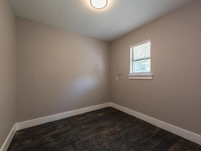 Photo - 3910 Hillside Dr