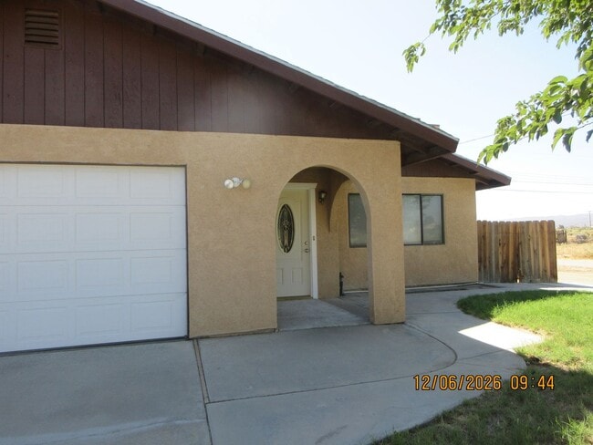 Building Photo - Beautiful and Spacious 4bd 2ba