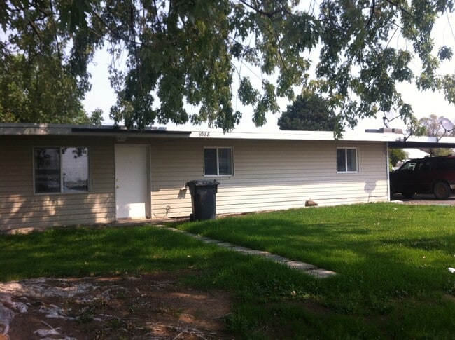 Building Photo - Tidy 2 bedroom 1 bath with fenced backyard Rental